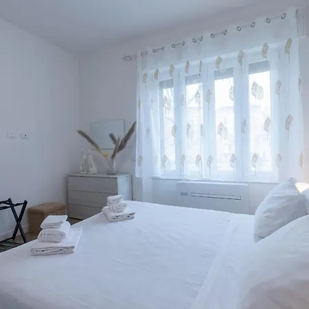 Apartment Santacroce Lovely In *
